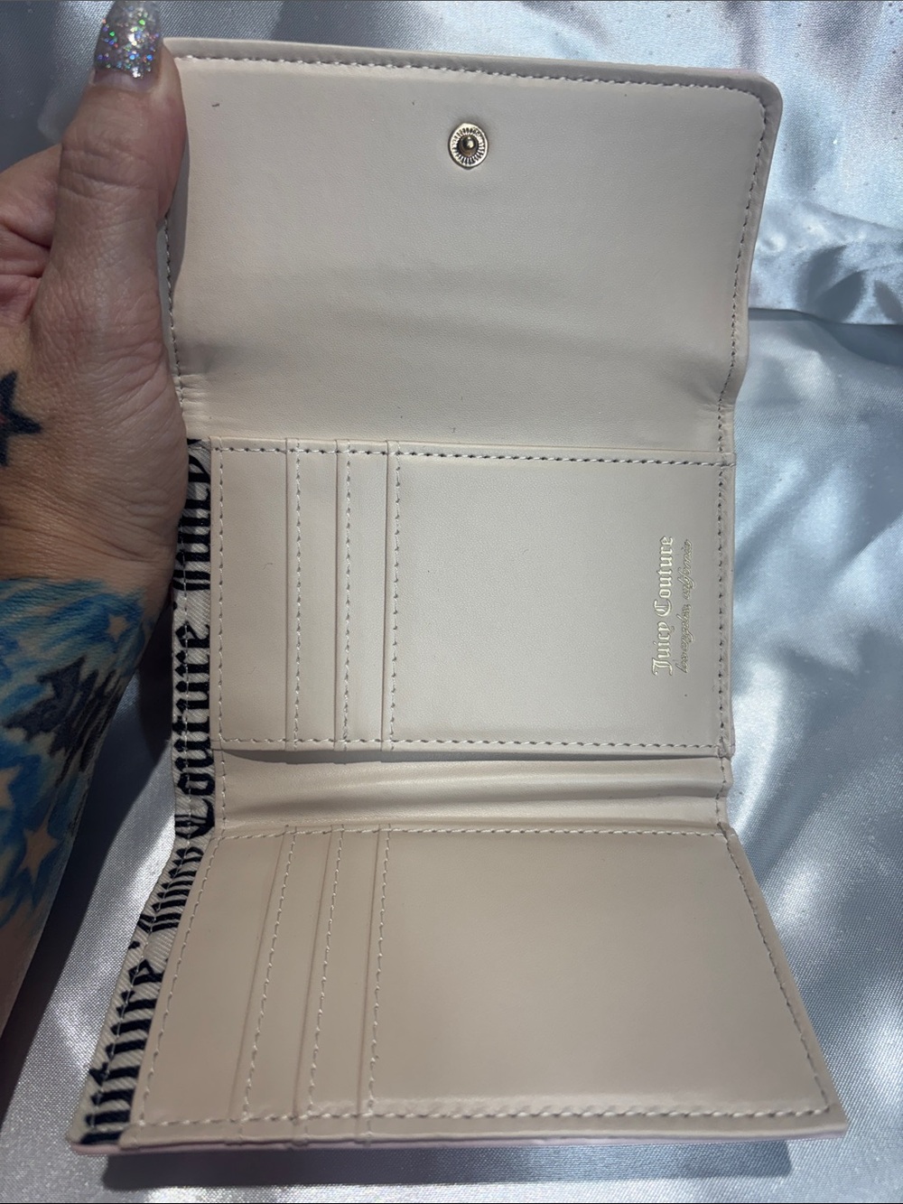 NWT Juicy Couture Light Pink Embossed Trifold Wallet - Picture 3 of 3